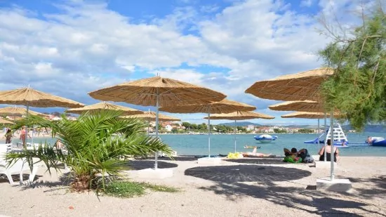 Krásná oblázková pláž s pozvolným vstupem do moře do 400 m od objektu.