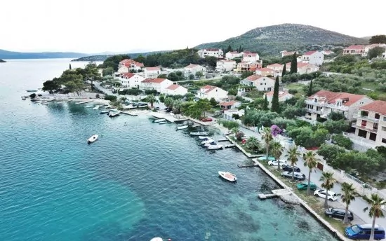 Letecký pohled na pobřeží vesnice Slano