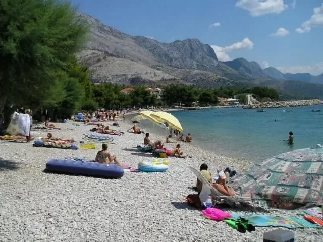 Oblázková pláž 240 m od objektu.