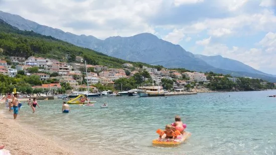 Oblázková pláž v centru Brely.