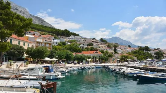 Brela centrum s marinou.