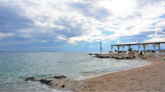 Podstrana - nádherná oblázková pláž s čistým mořem.