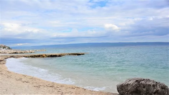 Podstrana - nádherná oblázková pláž s čistým mořem.