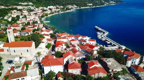 Gradac letecký pohled na pobřeží a pláž.