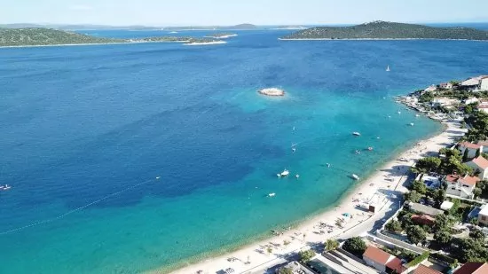 Letecký pohled na pobřeží a městečko Sevid.