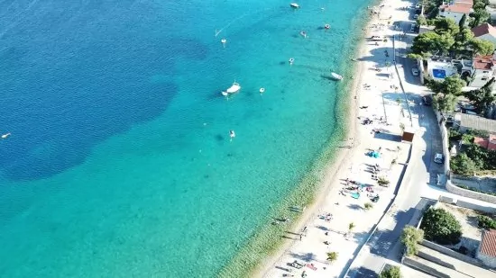 Letecký pohled na pobřeží a městečko Sevid.