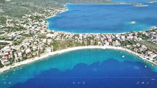 Letecký pohled na pobřeží a městečko Sevid.