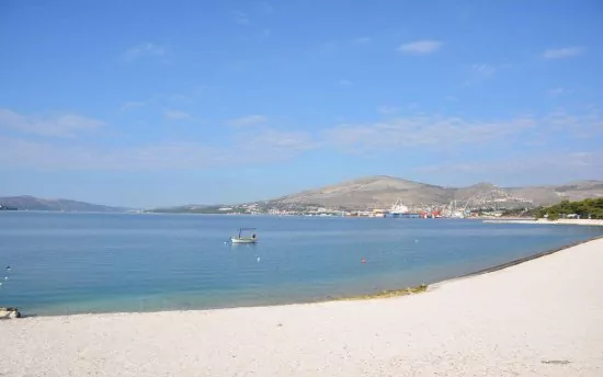 Oblázková pláž 300 m pěší chůzí.