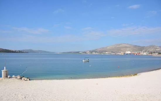 Oblázková pláž s pozvolným vstupem do moře.