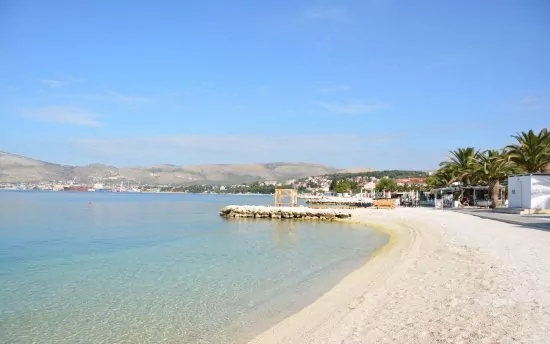 Oblázková pláž 300 m pěší chůzí.