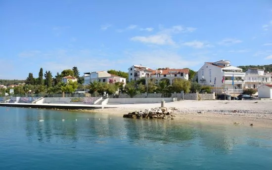 Pláž 300 m pěší chůzí od objektu.