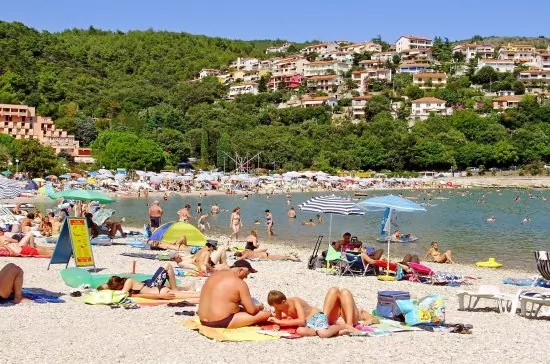 Rabac oblázková pláž s pozvolným vstupem do moře.