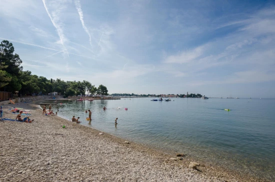 Oblázková pláž v Novigradu