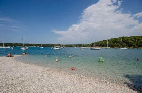 Oblázková pláž s pozvolným vstupem do moře do 400 m od objektu.