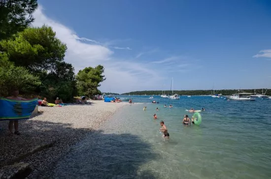Oblázková pláž s pozvolným vstupem do moře do 400 m od objektu.
