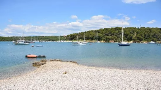 Oblázková pláž s pozvolným vstupem do moře do 400 m od objektu.