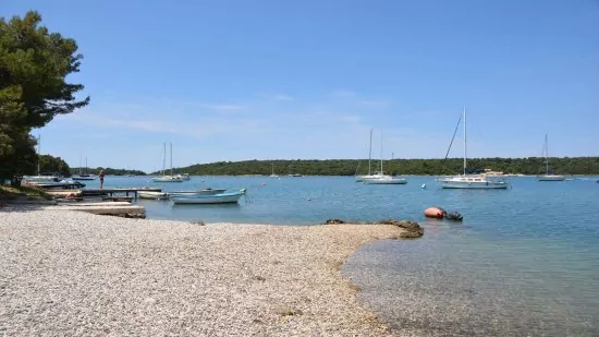 Oblázková pláž s pozvolným vstupem do moře do 400 m od objektu.