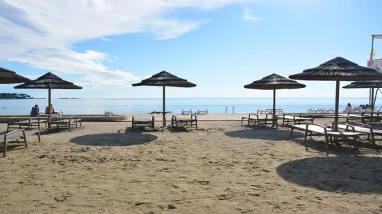 Pláž Parentino 1,8 km pěší chůzí.