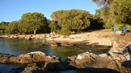 Pláž Lone Bay v Rovinj.