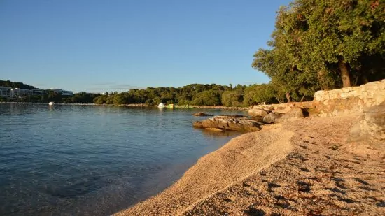 Pláž Lone Bay v Rovinj.