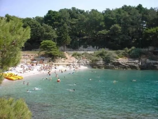 Moře a pláž 150 m pěší chůzí od objektu.