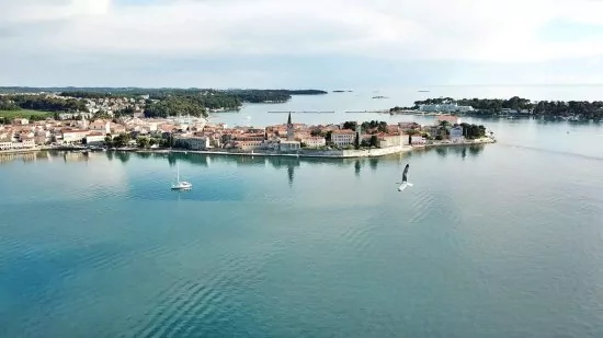 Poreč - letecký pohled na pobřeží a město.