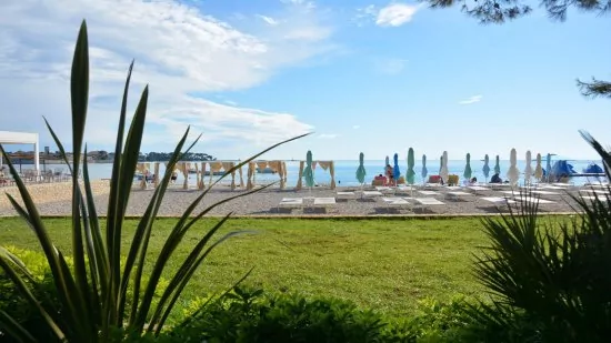 Poreč - pláž 350 m od objektu.