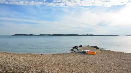 Oblázková pláž 500 m pěší chůzí od objektu.