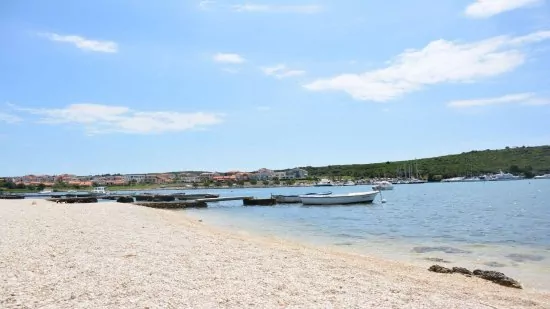 Velká oblázková pláž 900 m od objektu.