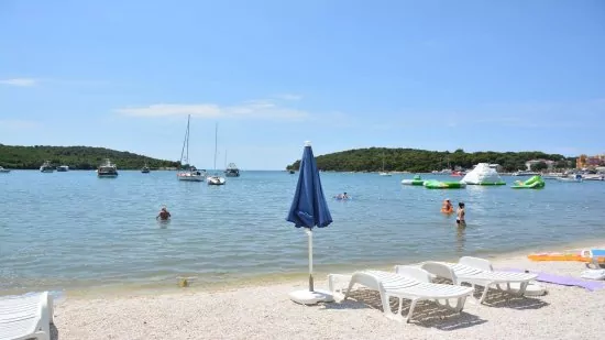 Velká oblázková pláž 900 m od objektu.