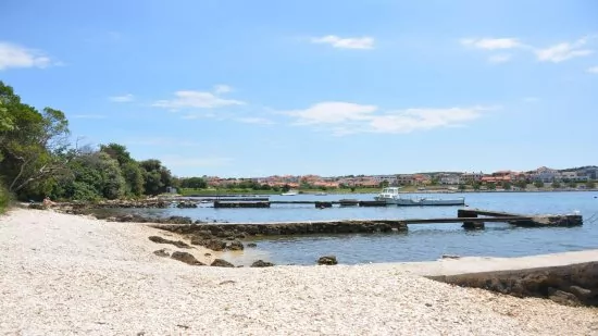 Velká oblázková pláž 900 m od objektu.