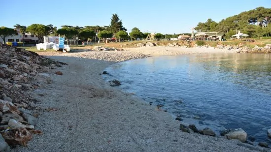 Oblázková pláž v městě Rovinj.