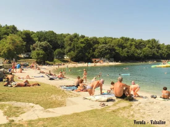 Pula oblázková pláž 1,4 km pěší chůzí.