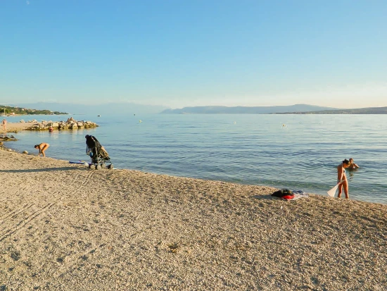 Dramalj oblázková pláž 700 m pěší chůzí.