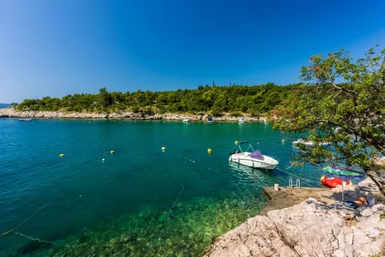 Oblázková pláž Kačjak 900 m od objektu.