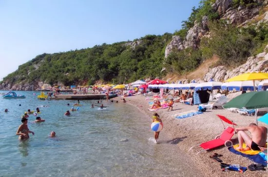 Oblázková pláž Kačjak 900 m od objektu.