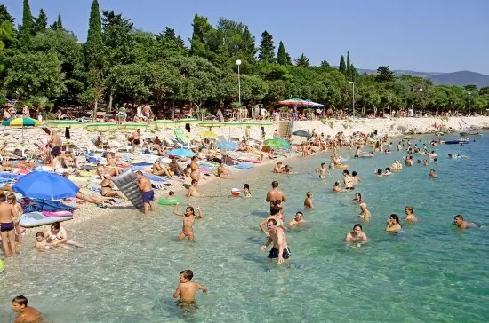 Oblázková pláž s pozvolným vstupem do moře, pouze 200 m od objektu.