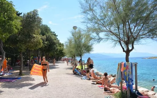 Oblázková pláž s pozvolným vstupem do moře, pouze 200 m od objektu.