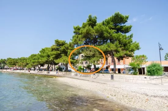 Umístění domu jen pár kroků od moře a oblázkové pláže.