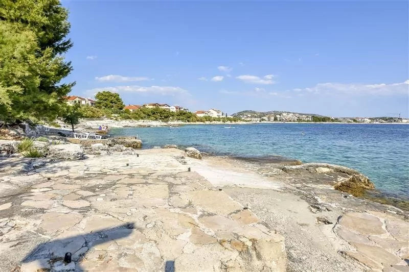 Moře a pláž 50 m od objektu.