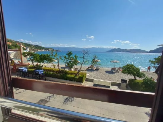 Výhled z okna apartmánu.