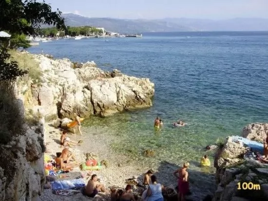 Pláž 100 m od objektu.