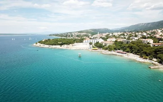 Letecký pohled na pláž.