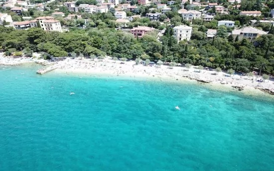 Letecký pohled na pláž.