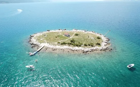 Ostrov naproti pláži ve městě Novi Vinodolski.