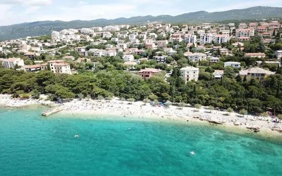 Letecký pohled na pláž.