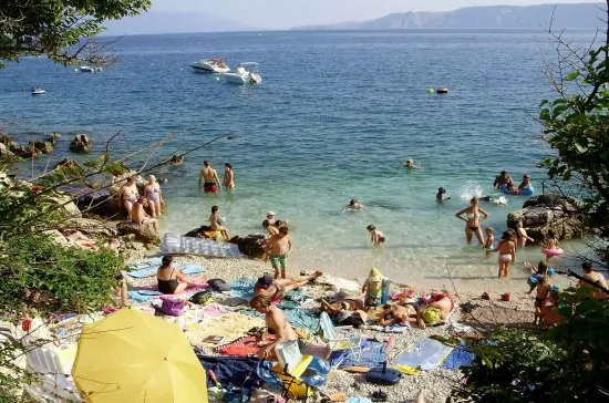 Oblázková pláž do 400 m od objektu.