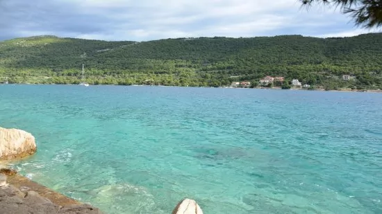 Zátoka s oblázkovou pláží.