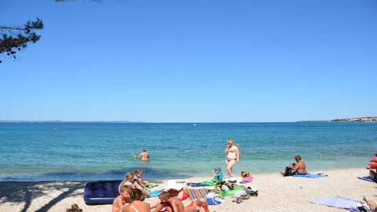 Oblázková pláž 300 m od objektu.