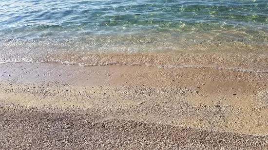 Oblázková pláž 300 m od objektu.